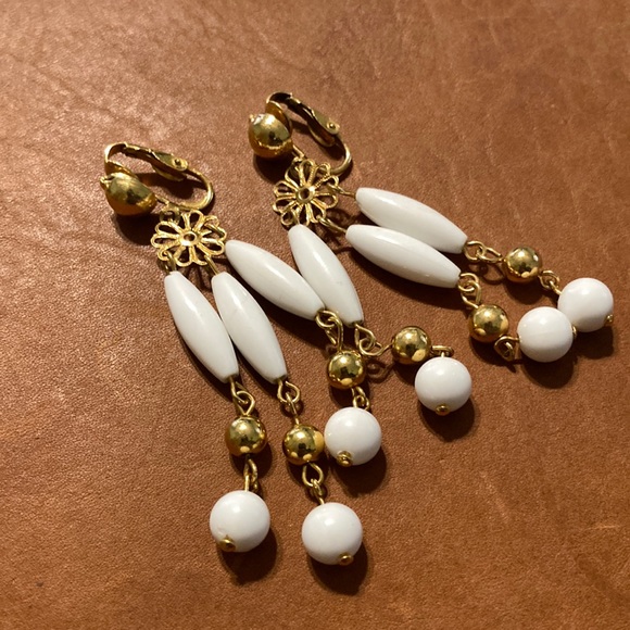 Vintage white and Gold Dangling beaded Earrings - Picture 1 of 5